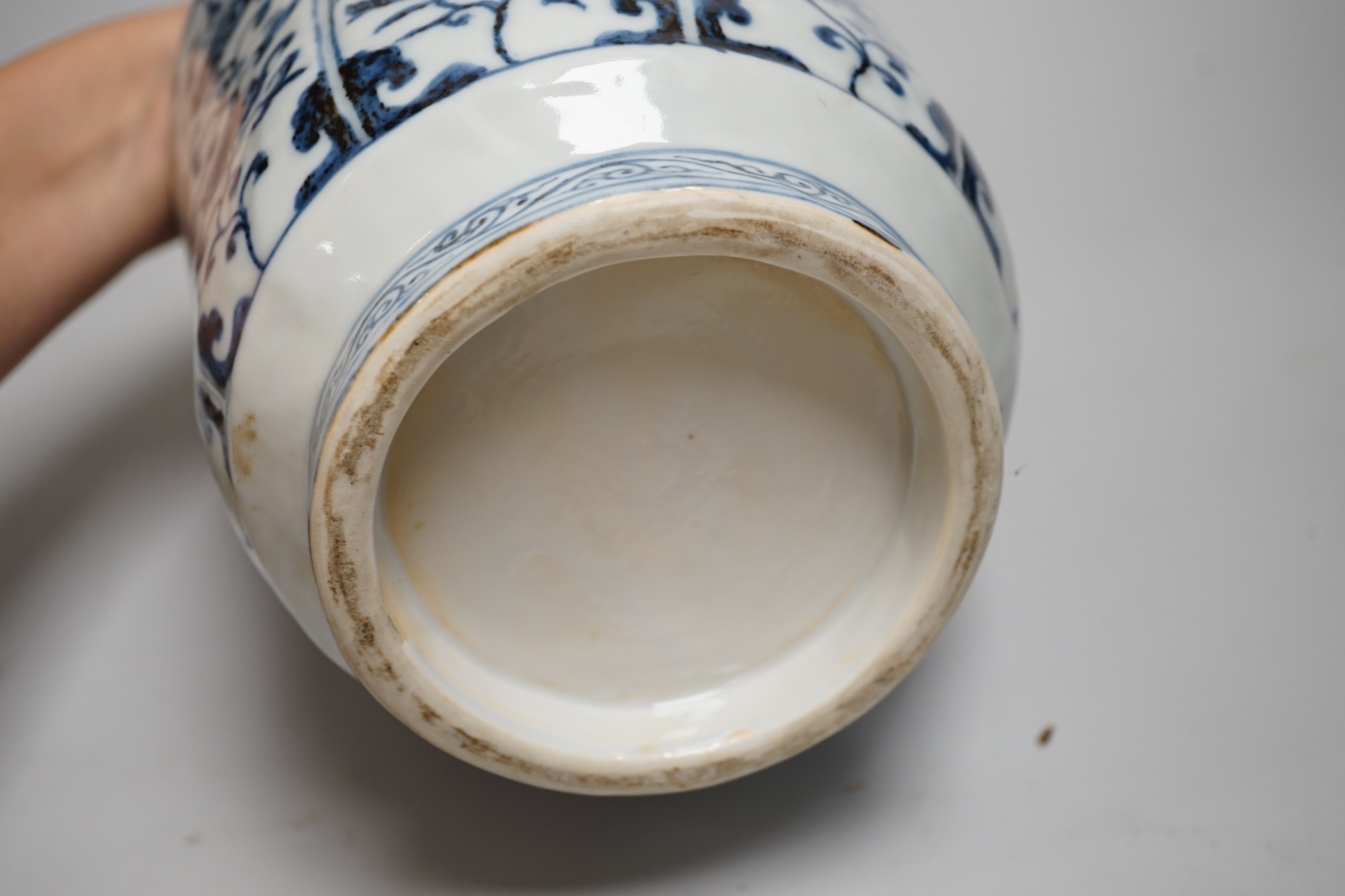A large Chinese blue and white ewer, 36cm
